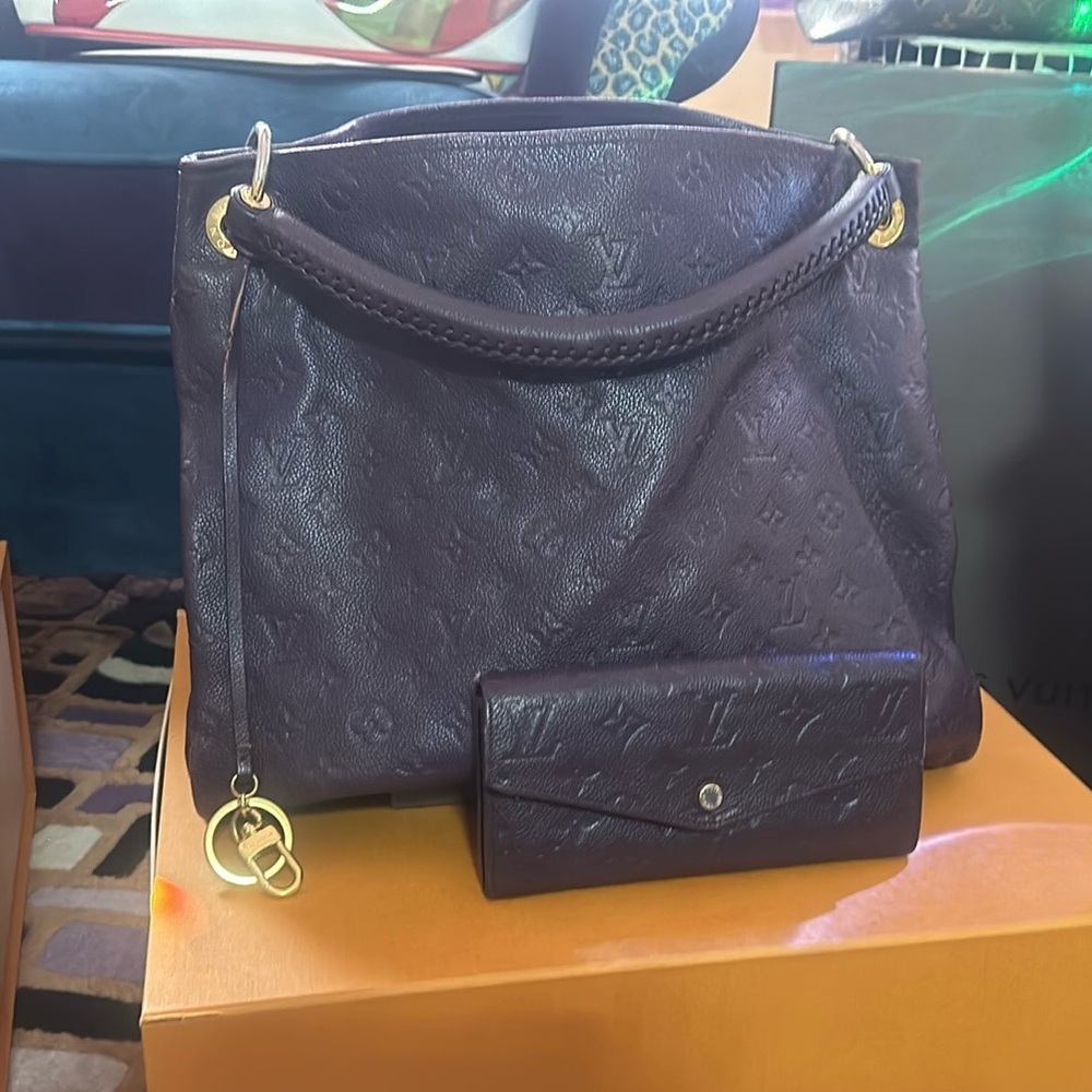 Louis Vuitton Artsy Monogram Handbag